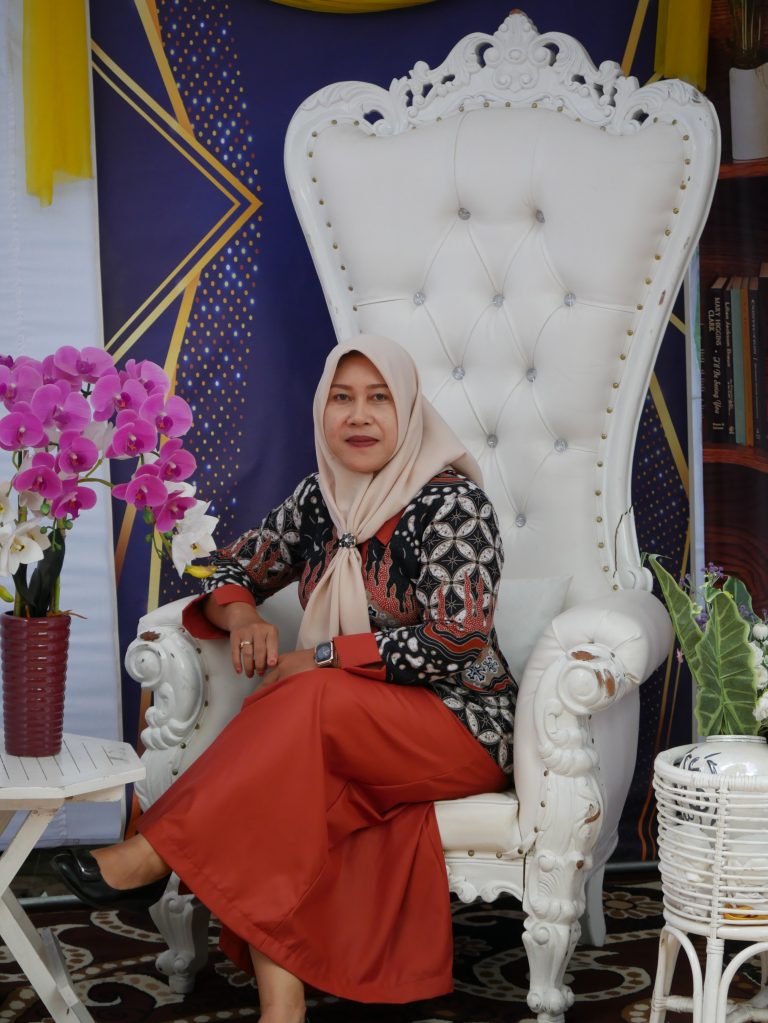 Eni Widyawati - Staff TU SMPN 1 Tugu